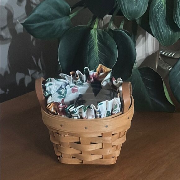 Longaberger 1995 Vintage Woven Basket with Floral Liner and Leather Handles - Picture 5 of 5